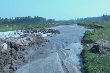 পঞ্চগড়ে নদীর প্রবাহ বন্ধ করে চলছে পাথর উত্তোলন