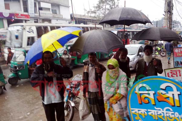 বগুড়ায় গুড়ি গুড়ি বৃষ্টি ও তীব্র শীতে জনজীবন বিপর্যস্ত