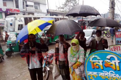 বগুড়ায় গুড়ি গুড়ি বৃষ্টি ও তীব্র শীতে জনজীবন বিপর্যস্ত