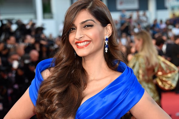 সোনমের অস্বস্তির কারণ 'স্তন প্রতিস্থাপন'