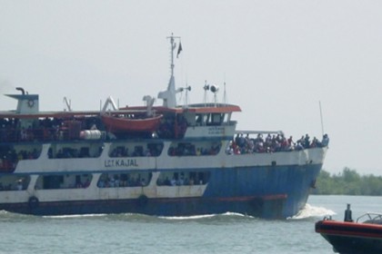 সাগরে যাত্রীবাহী জাহাজ আটকা, ৫ শতাধিক পর্যটক উদ্ধার
