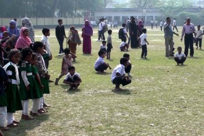 শিক্ষার্থীদের হাতে পৌঁছায়নি বই, শঙ্কিত অভিভাবকরা
