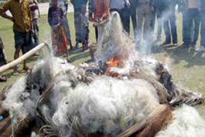 লক্ষ্মীপুরে ৩ লাখ টাকার অবৈধ জাল ধ্বংস

