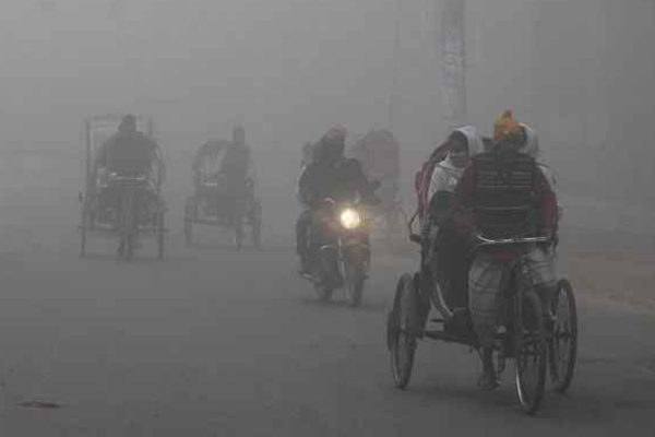 হিমেল হাওয়ার কনকনে শীতে কাপছে দিনাজপুরবাসী 