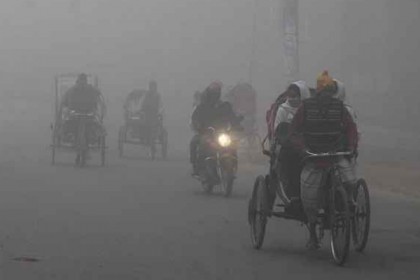 হিমেল হাওয়ার কনকনে শীতে কাপছে দিনাজপুরবাসী 