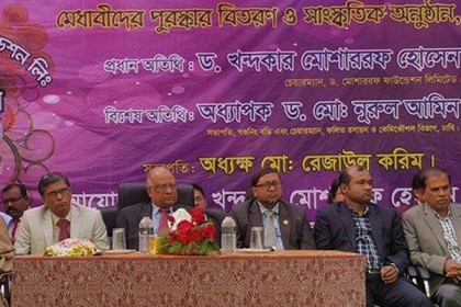 ভুলে ভরা বই শিক্ষার্থীদের বিভ্রান্ত করছে : ড. মোশাররফ