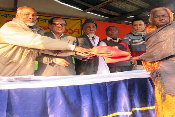 চিরিরবন্দর নজরুল পাঠাগার ও  ক্লাবের উদ্যোগে শীতবস্ত্র বিতরণ