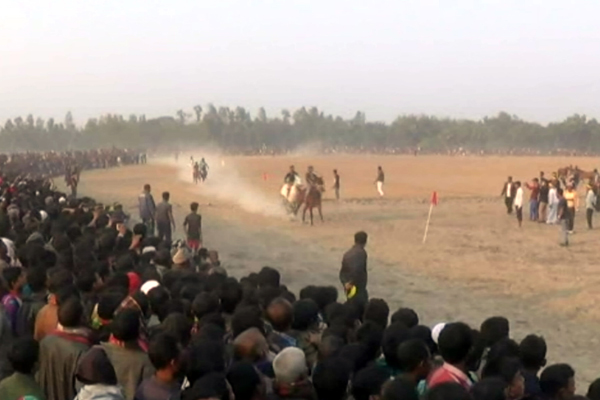 টাঙ্গাইলে ঐতিহ্যবাহী ঘোড়া দৌড় প্রতিযোগিতা 