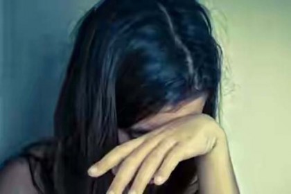 বিয়ের দাবিতে প্রেমিকের বাড়িতে প্রেমিকার অনশন
