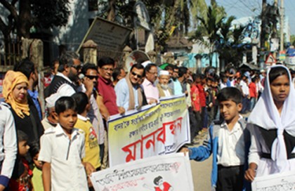সিলেটে বানরের উপদ্রব বন্ধের দাবিতে মানববন্ধন