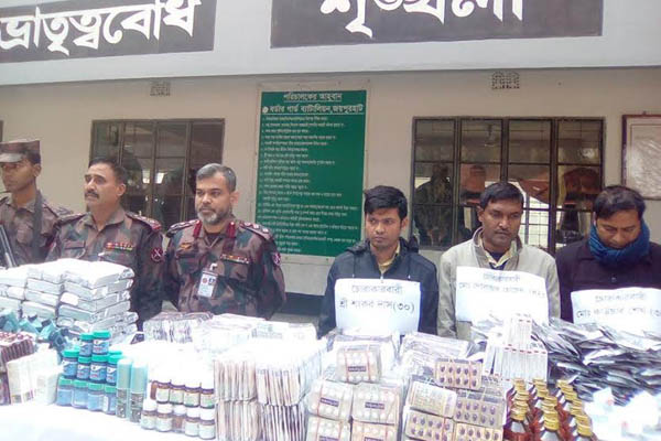 হিলি সীমান্তে ভারতীয় ওষুধসহ আটক ৩