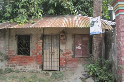 ঔষধের দোকানে চলে ডাক বিভাগের কার্যক্রম!