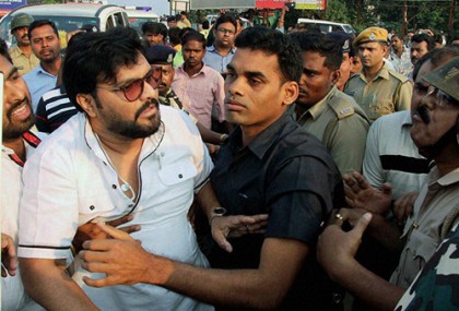 ভারতের কেন্দ্রীয় মন্ত্রী বাবুল সুপ্রিয়'র ওপর হামলা