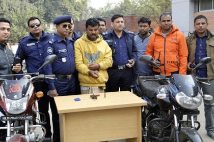 দিনাজপুরে অস্ত্রসহ মাদক ব্যবসায়ী আটক