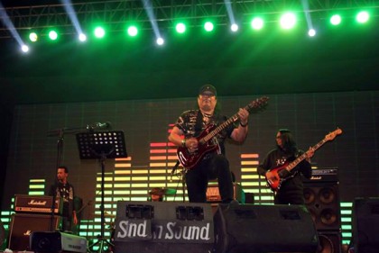 
কুয়াকাটা সৈকত মাতালেন আইয়ুব বাচ্চু
