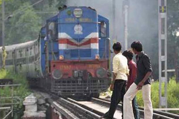 সেলফি তুলতে গিয়ে ট্রেনে কাটা পড়ে নিহত ২
