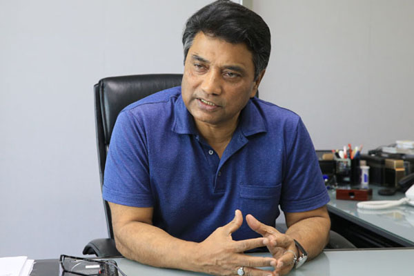ফুটপাতে মটরসাইকেল ওঠালে পুলিশে দিন