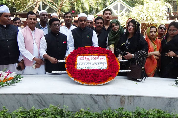 বঙ্গবন্ধুর সমাধীতে চট্টগ্রাম জেলা পরিষদ জনপ্রতিনিধিদের শ্রদ্ধা 