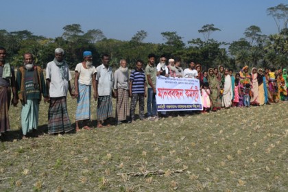 বাকেরগঞ্জে নদীতে অবৈধভাবে বালু উত্তোলনের প্রতিবাদে মানববন্ধন
