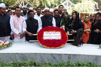 বঙ্গবন্ধুর সমাধীতে চট্টগ্রাম জেলা পরিষদ জনপ্রতিনিধিদের শ্রদ্ধা 