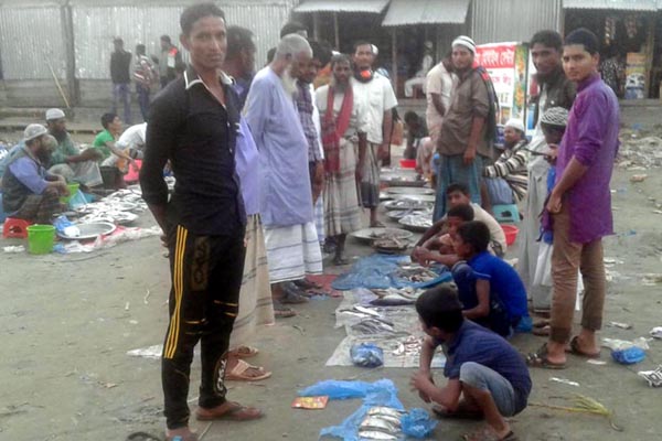 'বাবারে, ভাইরে, একটা মাছ দ্যান'