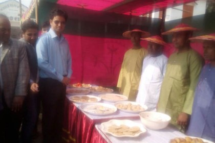 দিনাজপুরের প্রত্যন্ত গ্রামেও শীতকালীন পিঠা উৎসব