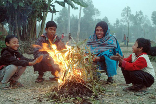 প্রচন্ড শীতে কাঁপছে রায়পুরবাসী