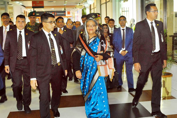 দেশে ফিরলেন প্রধানমন্ত্রী