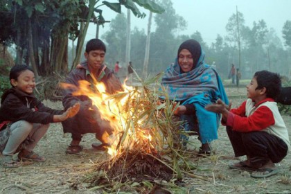 প্রচন্ড শীতে কাঁপছে রায়পুরবাসী