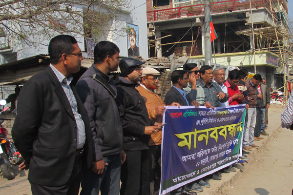 
সাংবাদিক নাজমুলের মুক্তির দাবিতে মেহেরপুরে মানববন্ধন