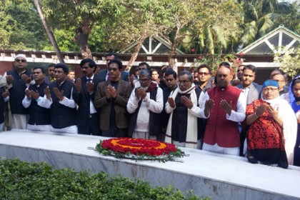 জাতির জনকের সমাধিতে গোপালগঞ্জ জেলা পরিষদ চেয়ারম্যানের শ্রদ্ধাঞ্জলি