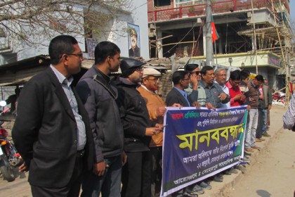 
সাংবাদিক নাজমুলের মুক্তির দাবিতে মেহেরপুরে মানববন্ধন