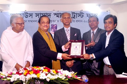 সাংবাদিক গোলাম সারওয়ারকে আজীবন সম্মাননা
