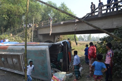 
ঘাটাইলে বাস খাদে পড়ে নিহত ১ , আহত ২০