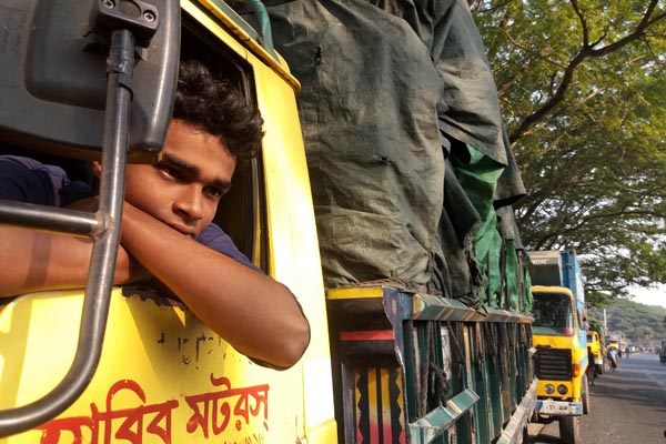 মাগুরায় পুলিশের চাঁদাবাজি বন্ধসহ ১২ দফা দাবিতে শ্রমিক ধর্মঘট 

