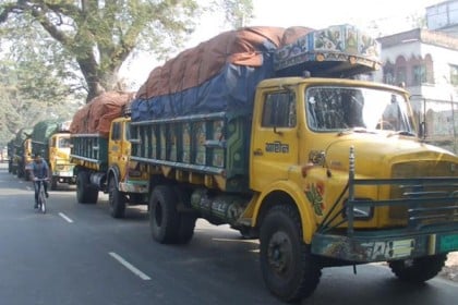 ঝিনাইদহে পণ্যবাহী পরিবহন ধর্মঘট চলছে