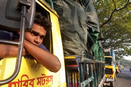 মাগুরায় পুলিশের চাঁদাবাজি বন্ধসহ ১২ দফা দাবিতে শ্রমিক ধর্মঘট 
