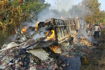 রাঙামাটি-খাগড়াছড়ি সড়কে ২টি ট্রাকে দুর্বৃত্তদের আগুন