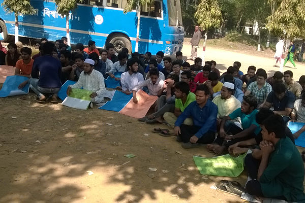 কুবিতে ক্লাস-পরীক্ষার দাবিতে মূল ফটকে শিক্ষার্থীদের তালা