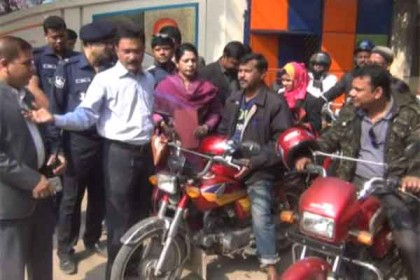 টাঙ্গাইলে জেলা প্রশাসকের উদ্যোগে ব্যতিক্রমী ভ্রাম্যমাণ আদালত
