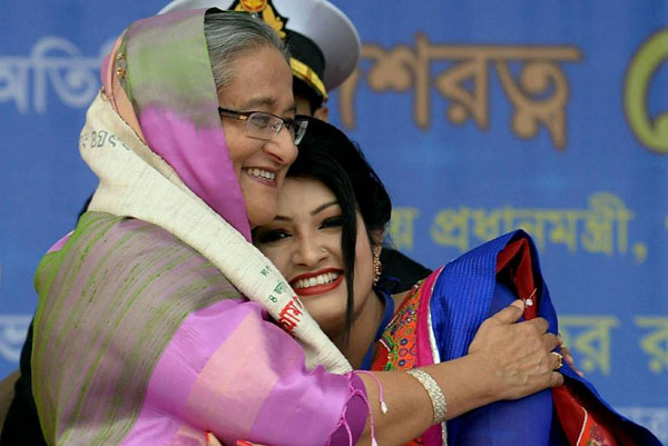 প্রধানমন্ত্রীকে কাছে পেয়ে আবেগে উচ্ছ্বসিত ছাত্রলীগ

