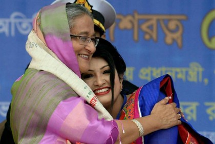 প্রধানমন্ত্রীকে কাছে পেয়ে আবেগে উচ্ছ্বসিত ছাত্রলীগ
