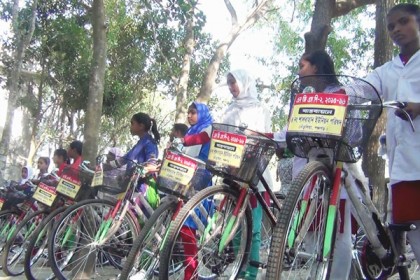 তেতুুঁলিয়ায় ১৯৯ শিক্ষার্থীর মধ্যে বাইসাইকেল-ব্যাগ বিতরণ