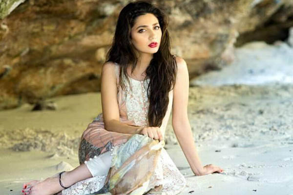 শাহরুখ আমাকে নষ্ট করেছে, দাবি মাহিরা খানের