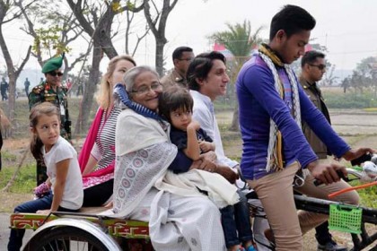 নাতি কোলে ভ‌্যানে চড়ে নিজ গ্রাম ঘুরলেন শেখ হাসিনা