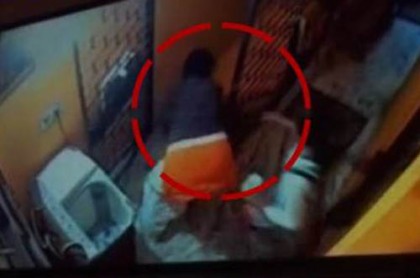 ২ বছরের শিশুকে সিঁড়িতে ছুড়ে মারলেন মা!
