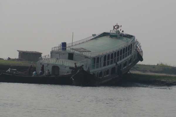 লক্ষ্মীপুরে মেঘনার চরে আটকা পড়া লঞ্চটি ১০ ঘন্টা পর উদ্ধার
