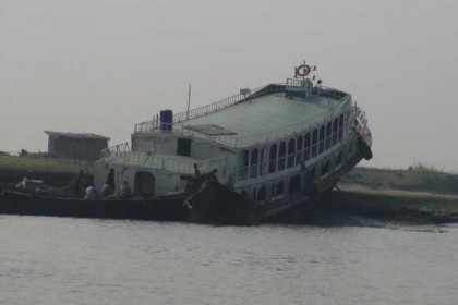 লক্ষ্মীপুরে মেঘনার চরে আটকা পড়া লঞ্চটি ১০ ঘন্টা পর উদ্ধার
