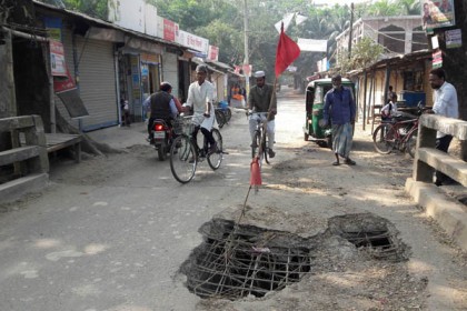 লক্ষ্মীপুরে সড়কের বেহাল দশায় জনভোগান্তি
