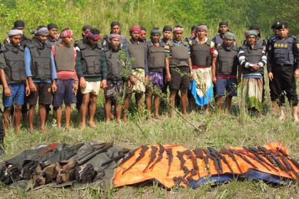 জাহাঙ্গীর বাহিনীর ২০ জনকে শরনখোলা থানায় হস্তান্তর
